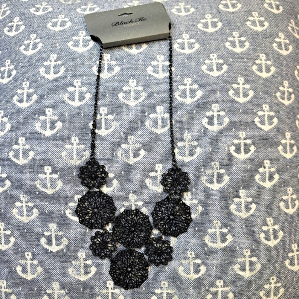 Mix it. Black Tie Necklace